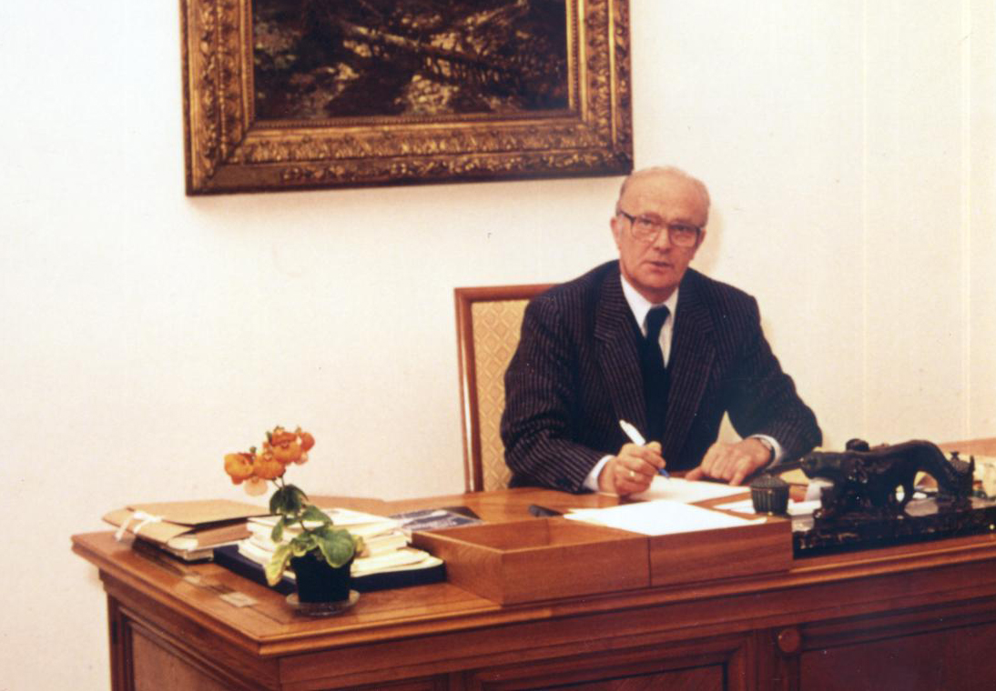 Prof. dr hab. Jan Górecki w gabinecie rektorskim w okresie swojego urzędowania, Pałac Rektorski, 1990-1996.