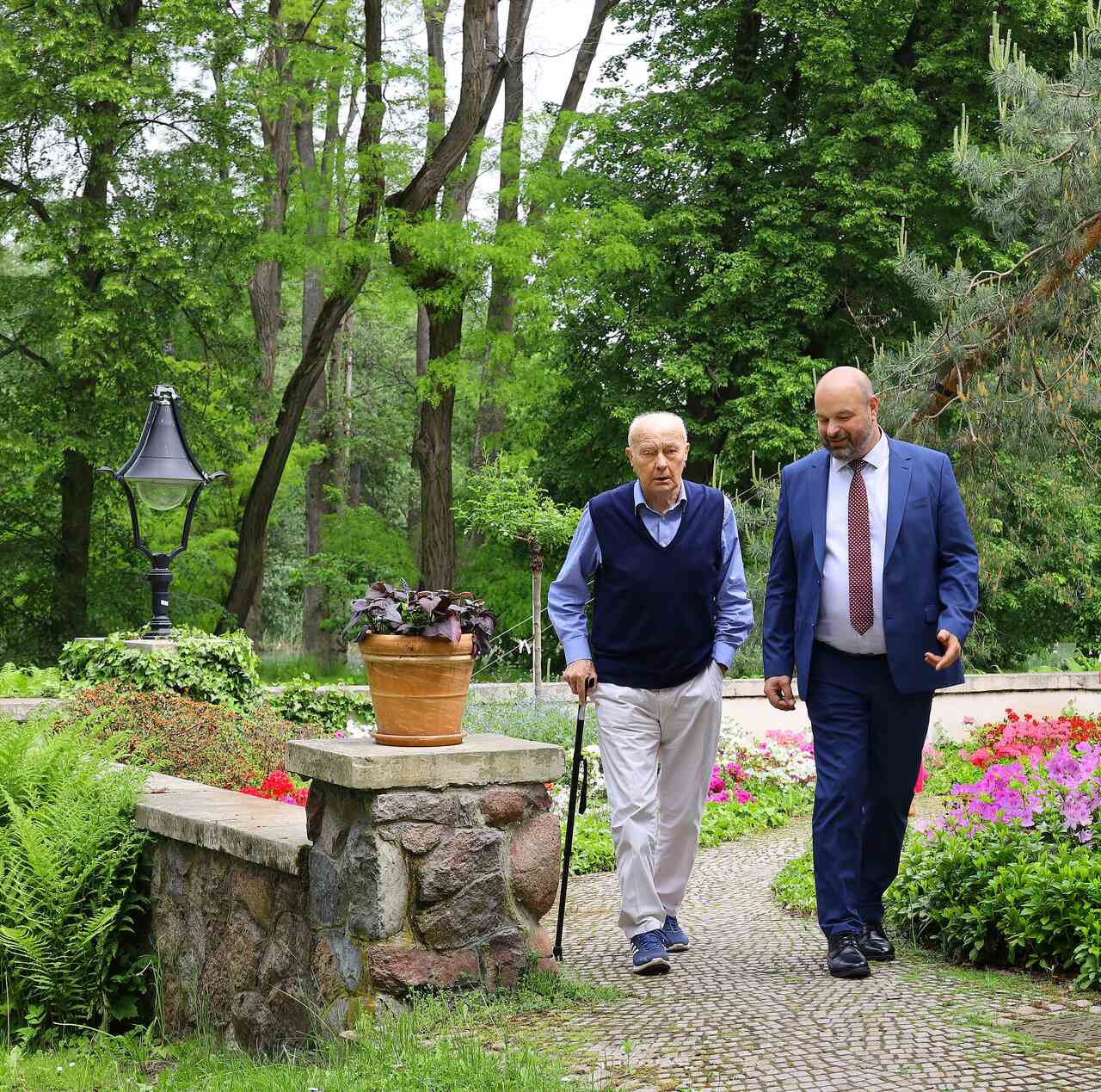 Spacer rektorów SGGW w parku na terenie Ośrodka Szkoleniowo-Wypoczynkowego SGGW w Kociszewie k. Grójca (prof. dr hab. Jan Górecki, rektor w latach 1990-1996 i prof. dr hab. Michał Zasada, rektor SGGW od 2020 r.).