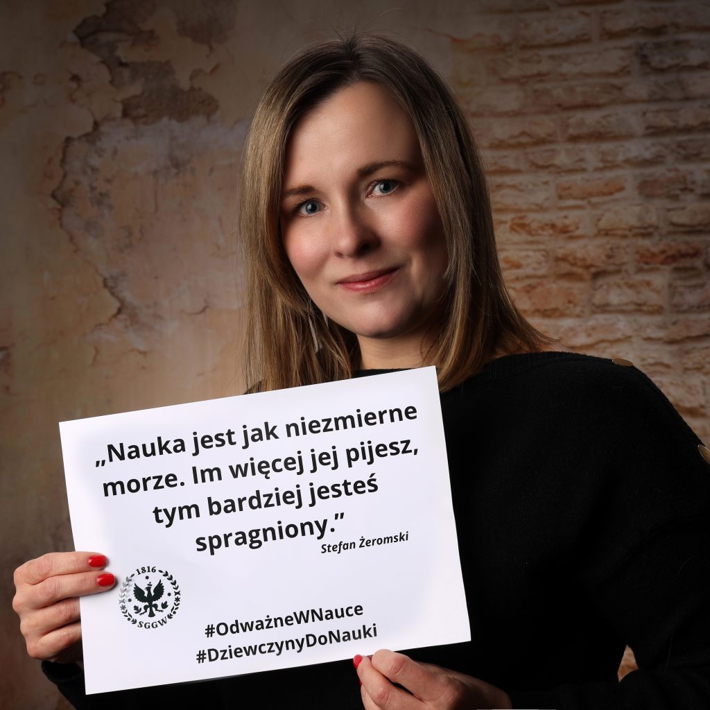 Uśmiechnięta blondynka, trzymająca w ręku napis: Nauka jest, jak niezmierne morze. Im więcej pijesz tym bardziej jesteś spragniony. Stefan Żeromski
