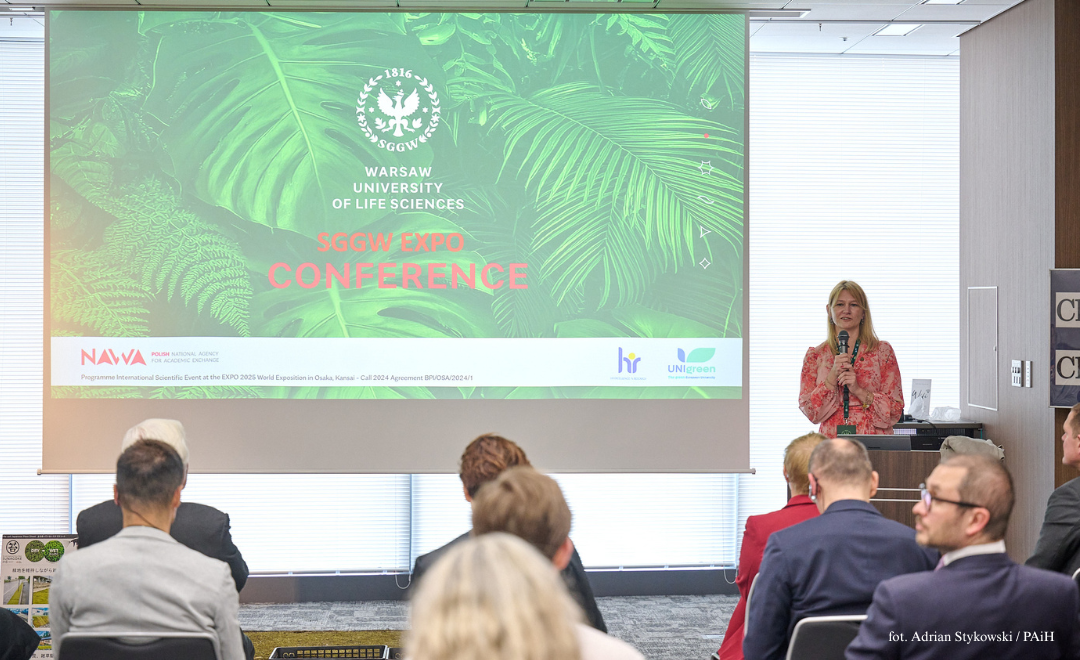 Prorektor Marta Mendel prowadząca konferencję