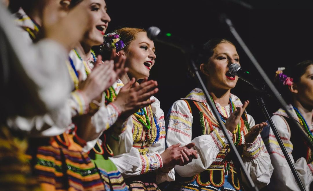 grupa śpiewających kobiet w ludowych strojach