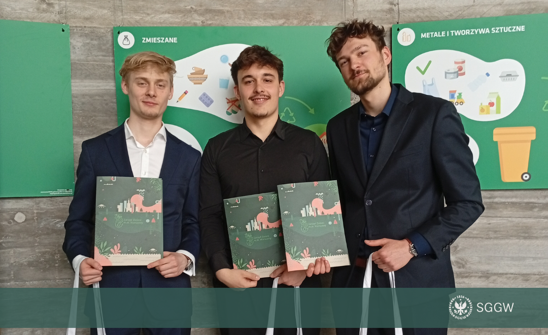 grupa mężczyzn pozująca do zdjęcia